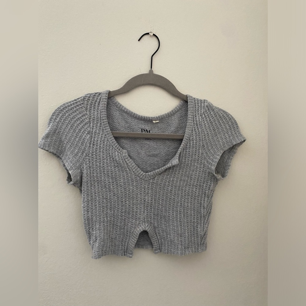 gray crop top